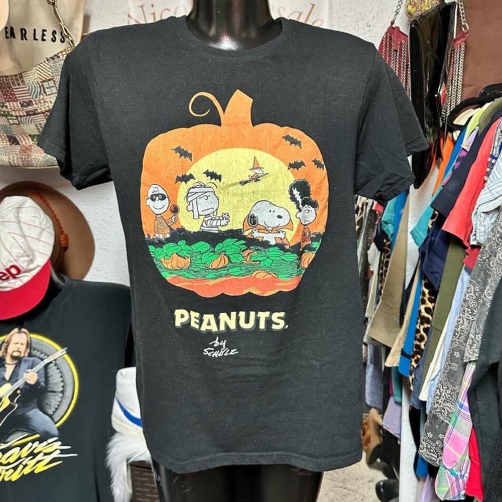2008. Peanuts and Snoopy Halloween shirt - Medium